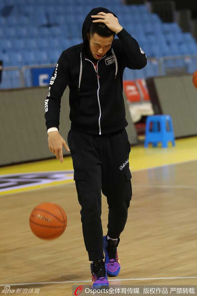 外援哈德森在训练中积极备战，表情专注而投入，汗水浸湿了球衣，展现出顶级职业球员的敬业精神。