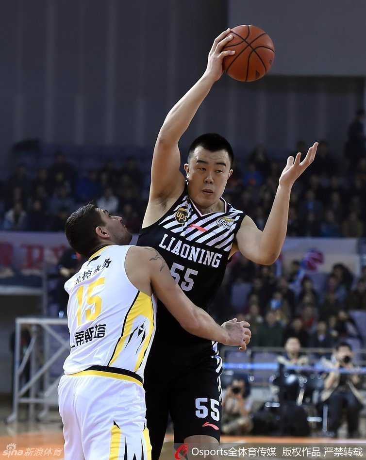 韩德君在三人合围中依然高举高打，凭借吨位优势强吃对手，展现了中国力量的内线统治力。