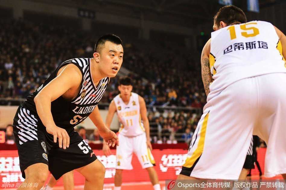 兰多夫在人群中旱地拔葱，摘下宝贵的前场篮板，落地瞬间便欲起跳完成致命一击。