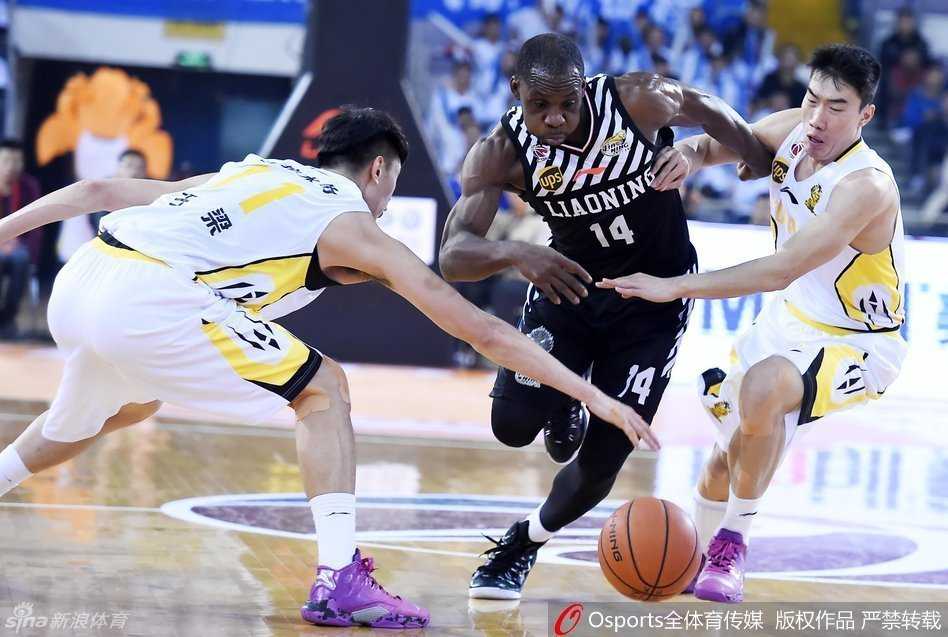 哈德森面对北控防守球员，犹如利刃出鞘，强行突破防线，眼神中充满了对胜利的渴望。