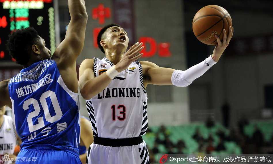 赵继伟面对两人夹击，眼神犀利地观察队友跑位，他正准备用一次手术刀般的传球撕开防守。