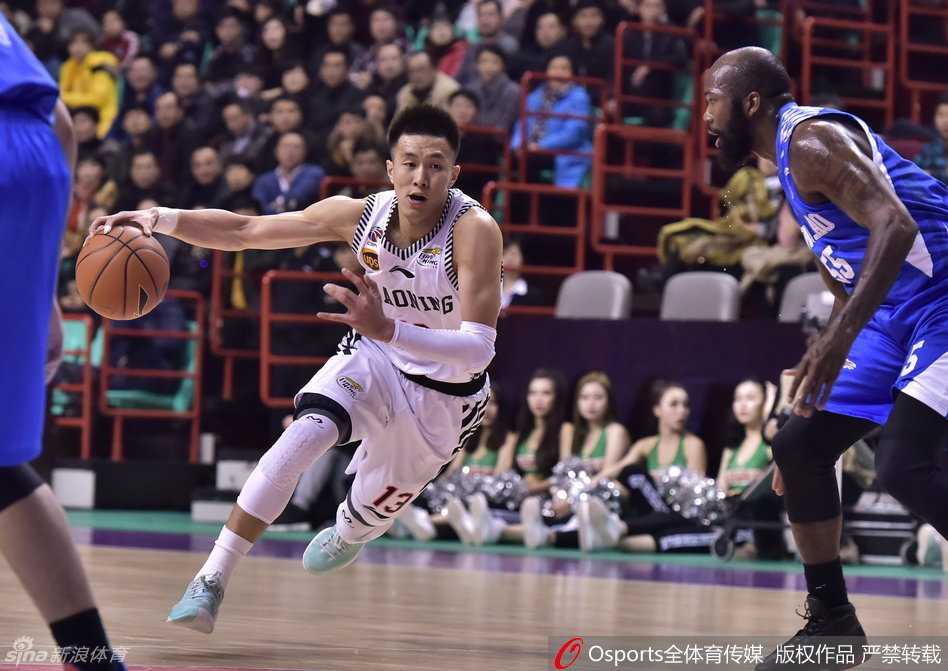 郭艾伦如闪电般撕裂对手防线，他高速突破后的抛投，令防守者只能望球兴叹。