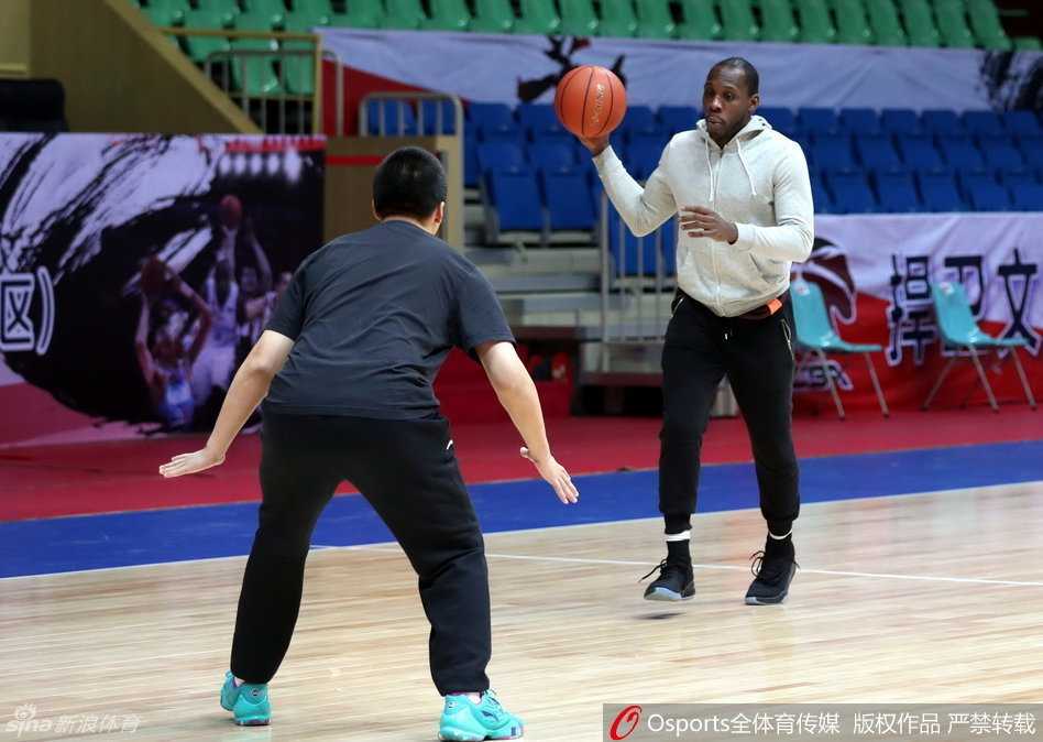 训练尾声，辽宁队员们集体进行拉伸放松，大家动作整齐划一，通过科学的整理运动来舒缓肌肉，确保身体能从高强度的训练中快速恢复。