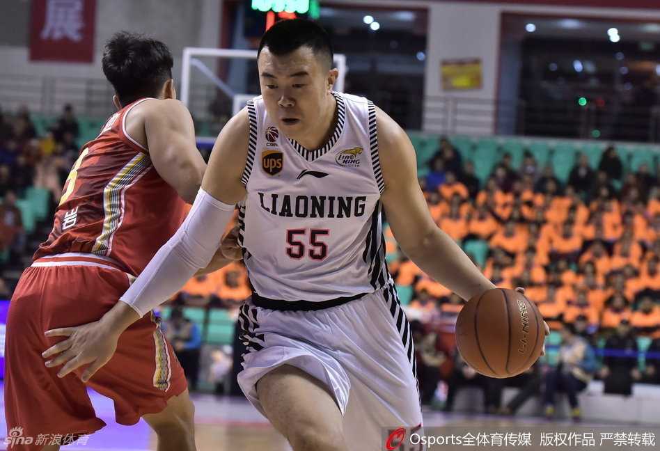 哈德森在三分线外运球调整节奏，突然干拔而起完成飘逸跳投，皮球在空中划出一道彩虹弧线飞向篮筐。