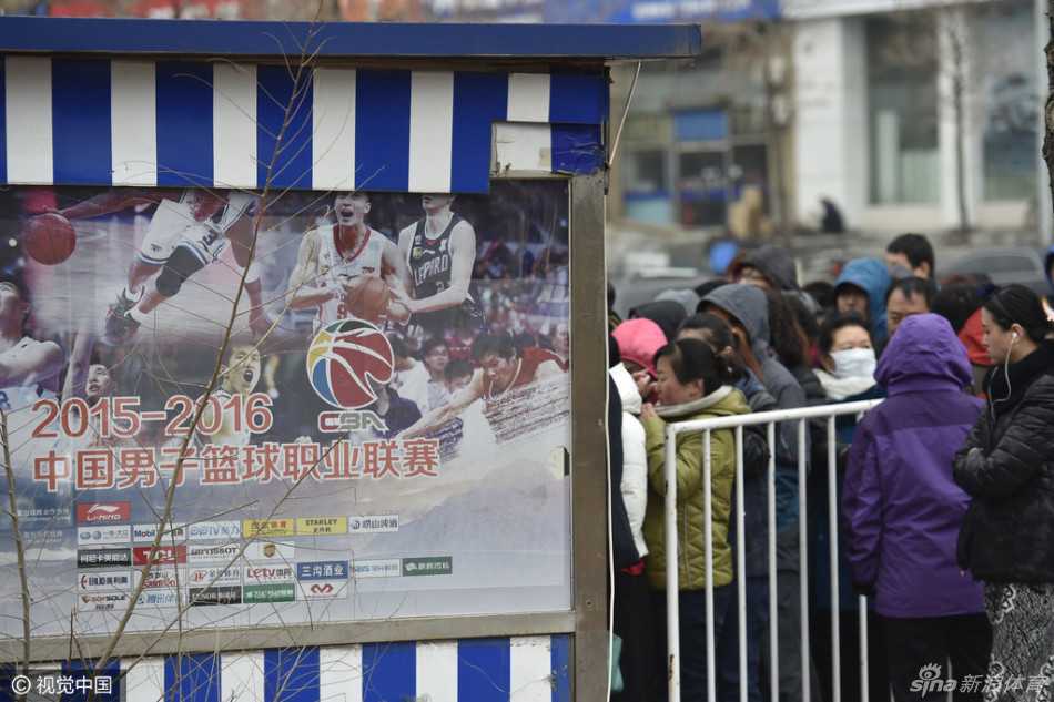 夜幕低垂，本溪体育馆外人声鼎沸，蜿蜒曲折的购票长龙在灯光下望不到头，球迷们裹紧冬衣，眼中却闪烁着对总决赛的炽热期盼。