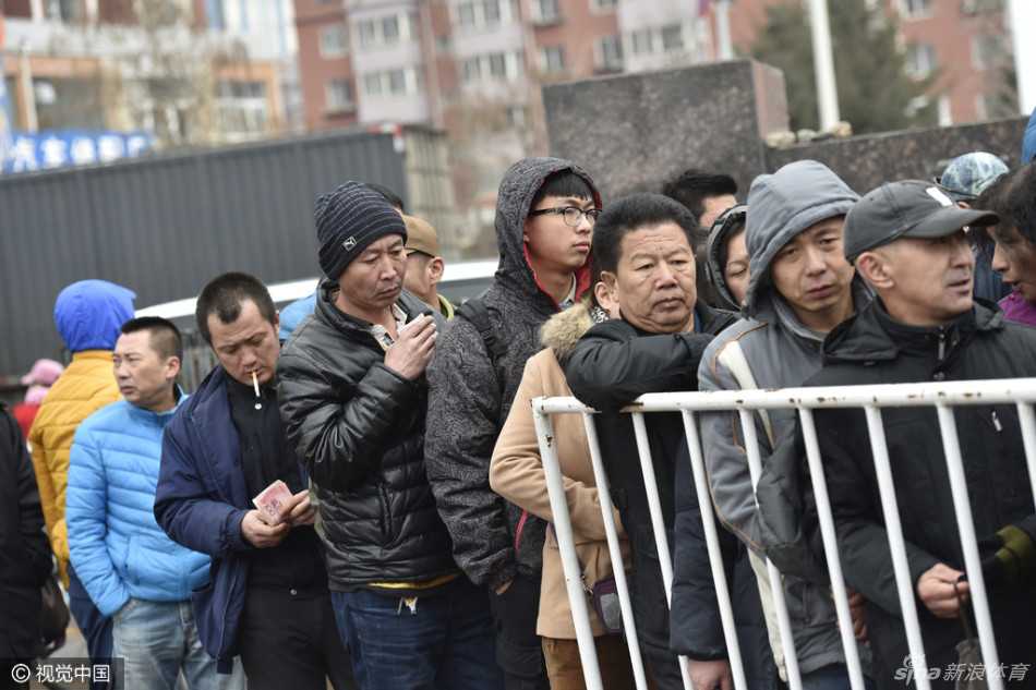 成功抢到球票的幸运儿们欢呼雀跃，对着镜头展示这来之不易的入场凭证，他们的笑容在阳光下格外灿烂，这份幸运背后是无数个日夜的期盼。