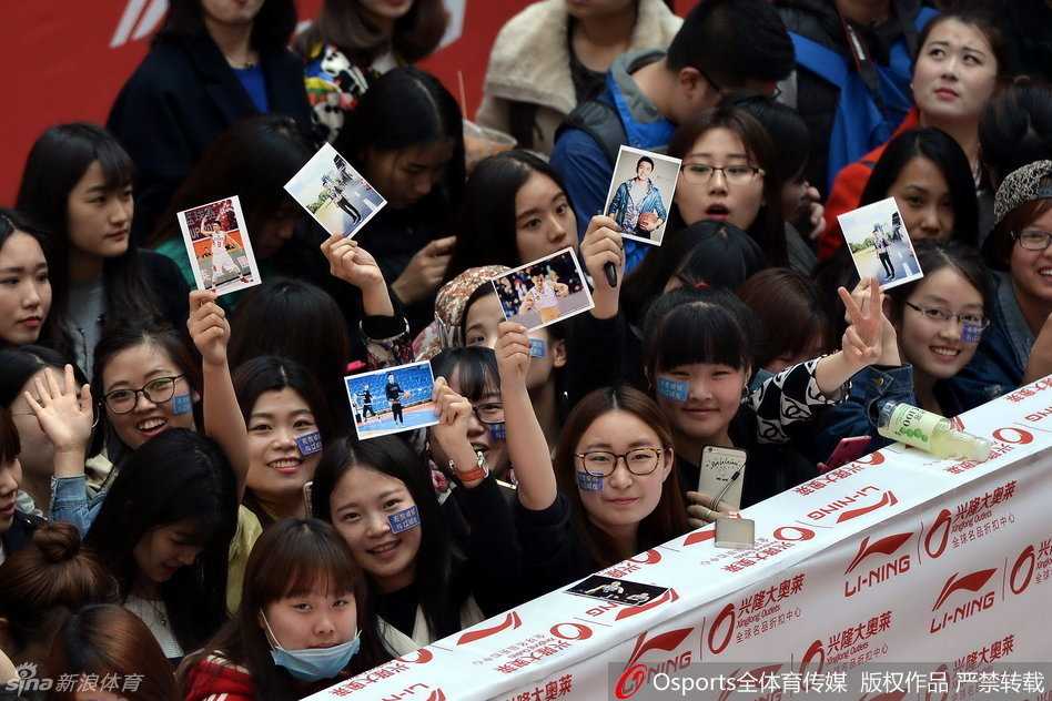 辽宁男篮队员在赛后向看台上的球迷鞠躬致谢，现场气氛令人动容