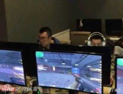 在烟雾缭绕的网吧一角，郭艾伦眉头微蹙，指尖在键盘上飞舞，正与身边的刘志轩低声密谋着反恐精英的进攻战术，身后的替补队友看得津津有味。