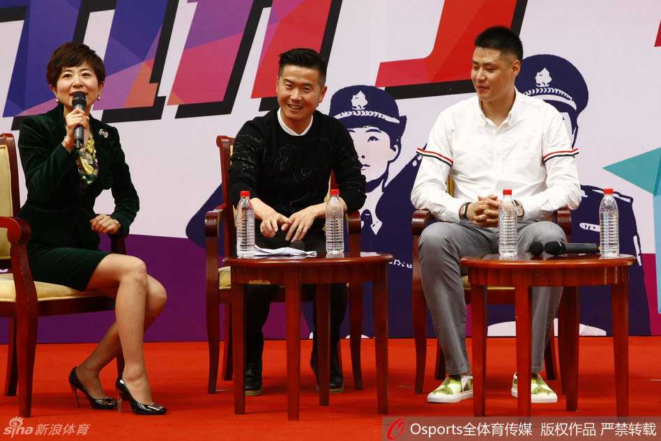 肇俊哲与贺天举在背景板前留下珍贵合影，两人笑容灿烂，象征着辽宁两大球的传承与交融。