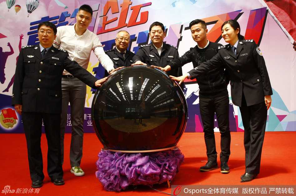 肇俊哲与贺天举并肩而立，共同手持公益活动纪念品，两人相谈甚欢，神情轻松。