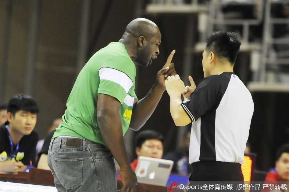 喀麦隆主教练在场边暴怒挥手，情绪激动地向裁判施压