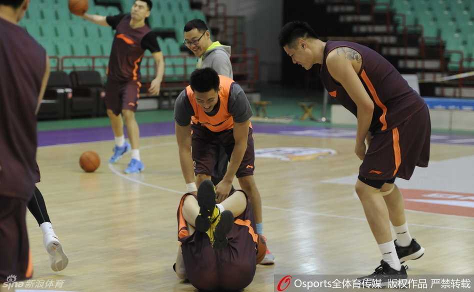 内线悍将兰多夫果断出手，面对强硬防守，他的篮下强攻和外线投射都是辽宁队克敌制胜的法宝，眼神中满是坚定。