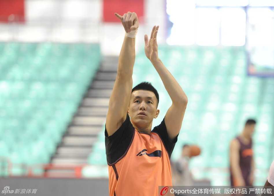 年轻的丛明晨在训练中高高跃起，完成一次舒展的双手暴扣，他的眼神里充满了初生牛犊不怕虎的锐气，仿佛要用这记扣篮叩开季后赛的大门。