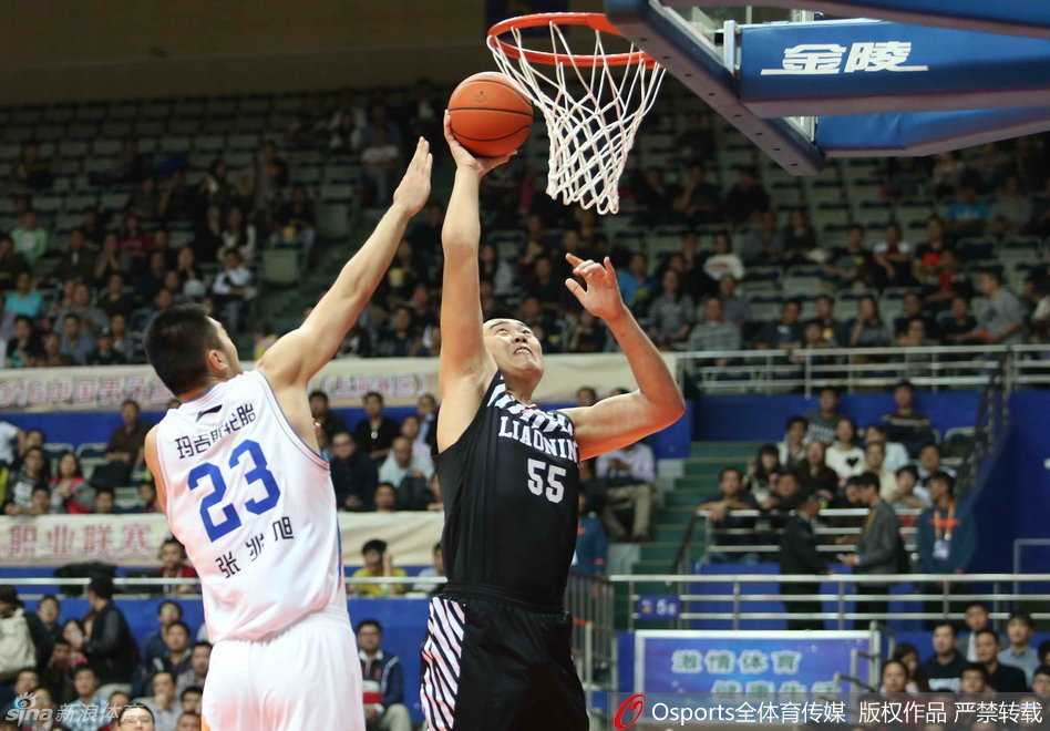 白魔兽兰多夫在防守端送出一记遮天蔽日的麻辣大火锅，精准的预判和出色的弹跳让对手的进攻无功而返。