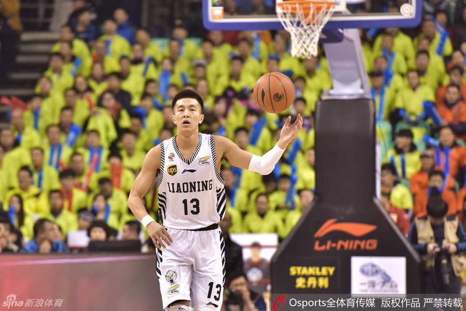 郭艾伦面对西热力江的贴身紧逼，眼神冷静地观察着场上队友的跑位，右手娴熟地运球，随时准备如猎豹般启动突破