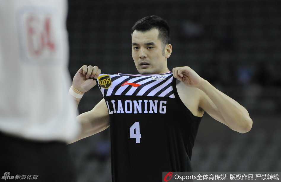 郭士强指导双手环抱于胸前，目光严峻地注视着场内，弟子们每一次倒地拼抢都牵动着他的神经。