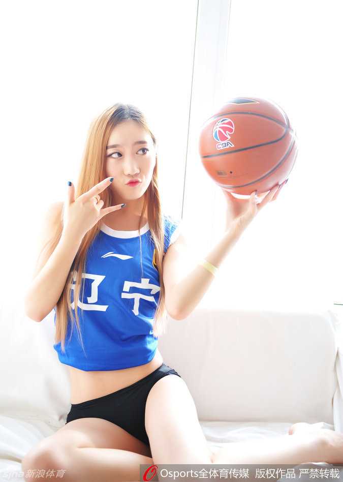 赛后，尽管汗水已浸湿衣衫，但辽篮宝贝们依然保持着最美的微笑合影留念，她们用青春与热情，为这场胜利增添了最温柔的注脚。