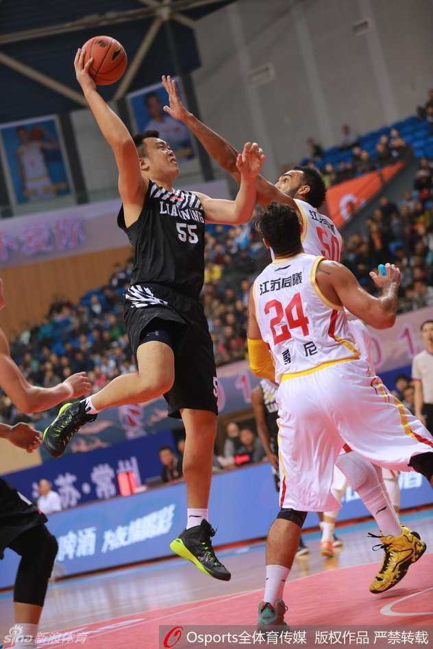 同曦队宋建骅找准空位出手三分，面对辽宁队的严密防线，他渴望为球队续上火力。