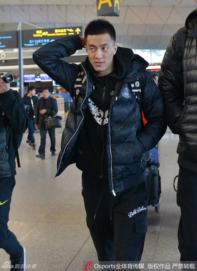 身披国家队战袍的郭艾伦在机场露出了难得一见的呆萌神情，他紧皱着眉头，小手高高举起挠着后脑勺，仿佛在思考一个世纪难题，顽皮的样子令人忍俊不禁。