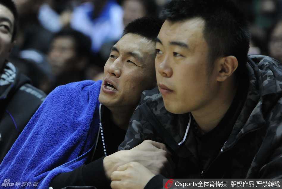 兰多夫在篮下强起霸气依旧，刘志轩场边观战神情放松心情看起来很不错