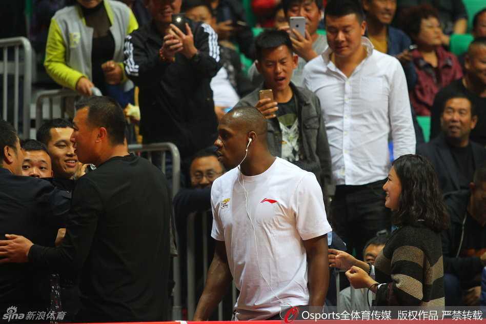 郭艾伦与韩德君场边并肩而坐，两人认真交流比赛细节兄弟情深默契十足