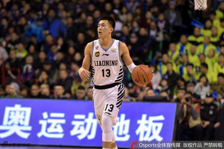 郭艾伦留着新潮的发型，鬓角剃出数字13的轮廓，他咧嘴笑得像个大男孩，充满阳光。