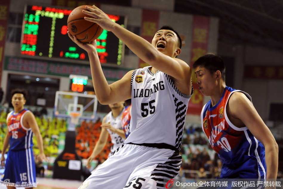 郭士强身穿笔挺衬衫，在场边双手拢在嘴边，正大声向场内球员传达战术指令。