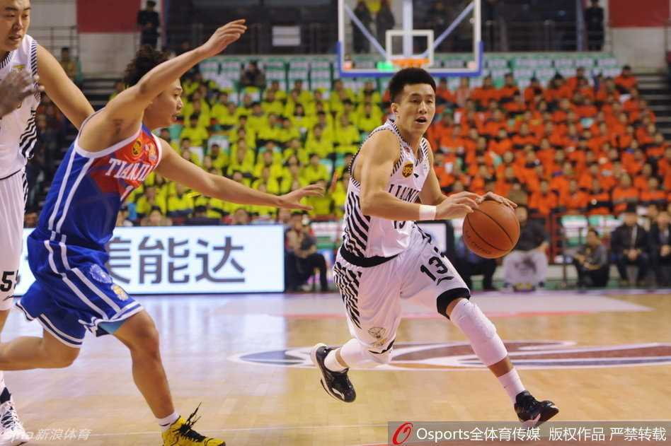 哈德森在严密防守下强行起跳，皮球离开指尖，划出一道标志性的高弧线飞向篮筐。