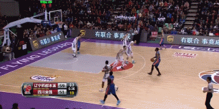 哈德森在反击中面对三人合围，依然高高跃起将球放进篮筐，全场球迷为之疯狂