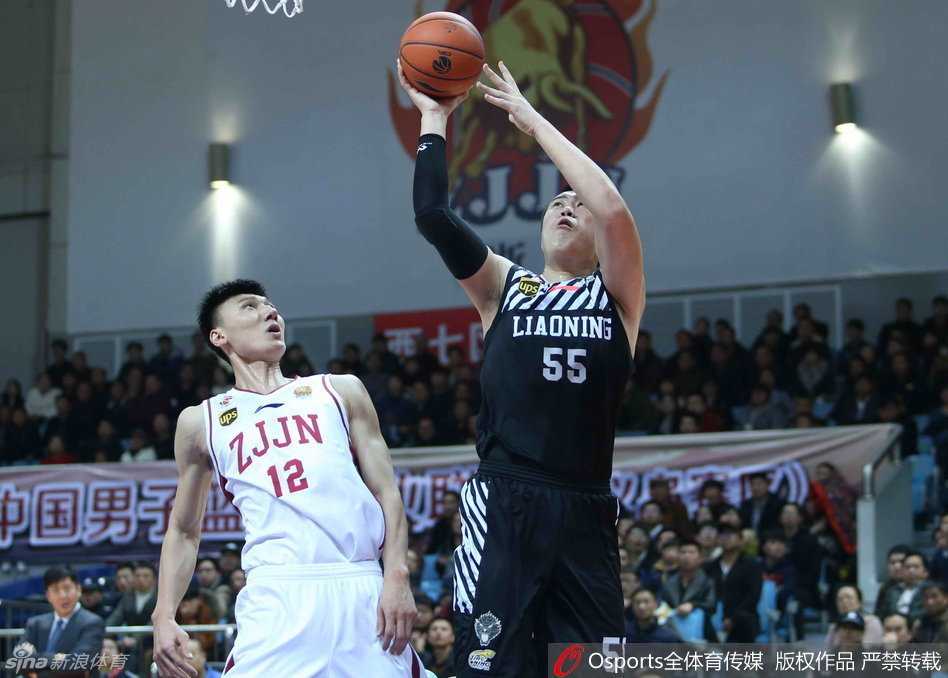 郭士强指导在场边情绪激动地向技术台比划着，他张开的双臂和急切的表情，仿佛要将场上每一个细节都掌控在手中，为弟子们争取最有利的判罚。