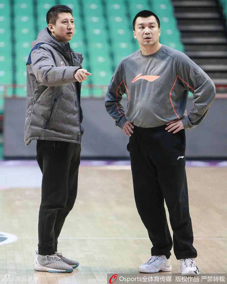 大将之风，队长杨鸣在场边神情专注，若有所思。即便在休息时刻，他的眼中也只有赛场上的风云变幻。