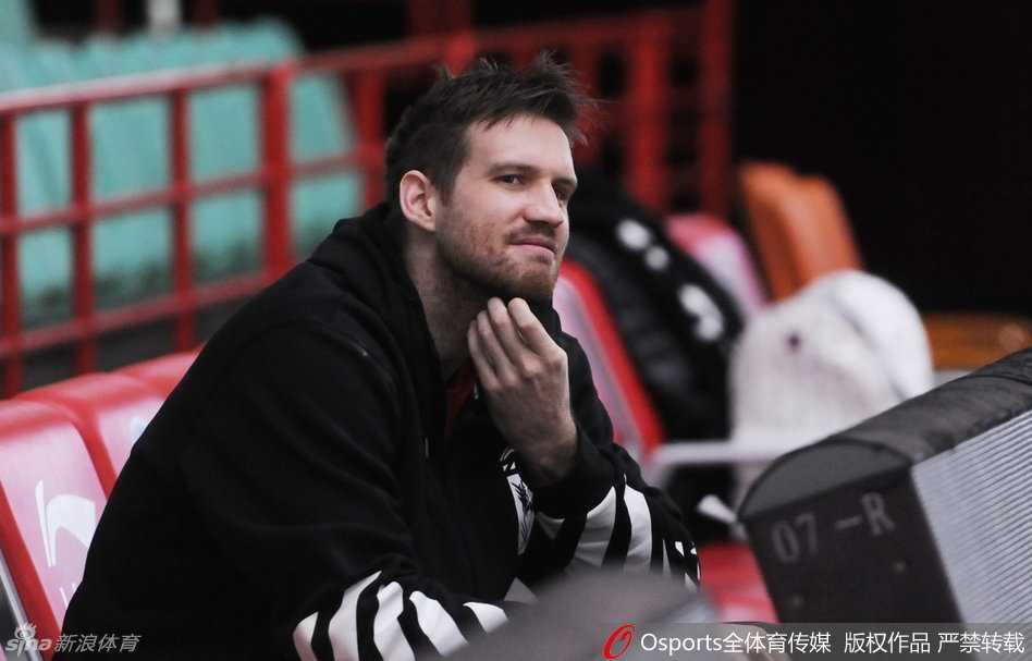 锋线的专注，刘志轩和廉明在场边聚精会神，随时准备听从教练的召唤，为球队贡献自己的力量。