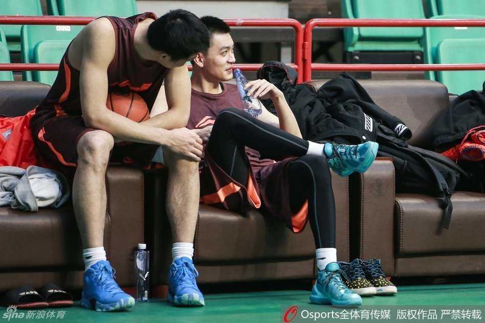 老叔的牵挂，主教练郭士强低头查看手机，眉头微蹙，或许是在关心弟子的伤情，或是在研究下一个对手的战术。
