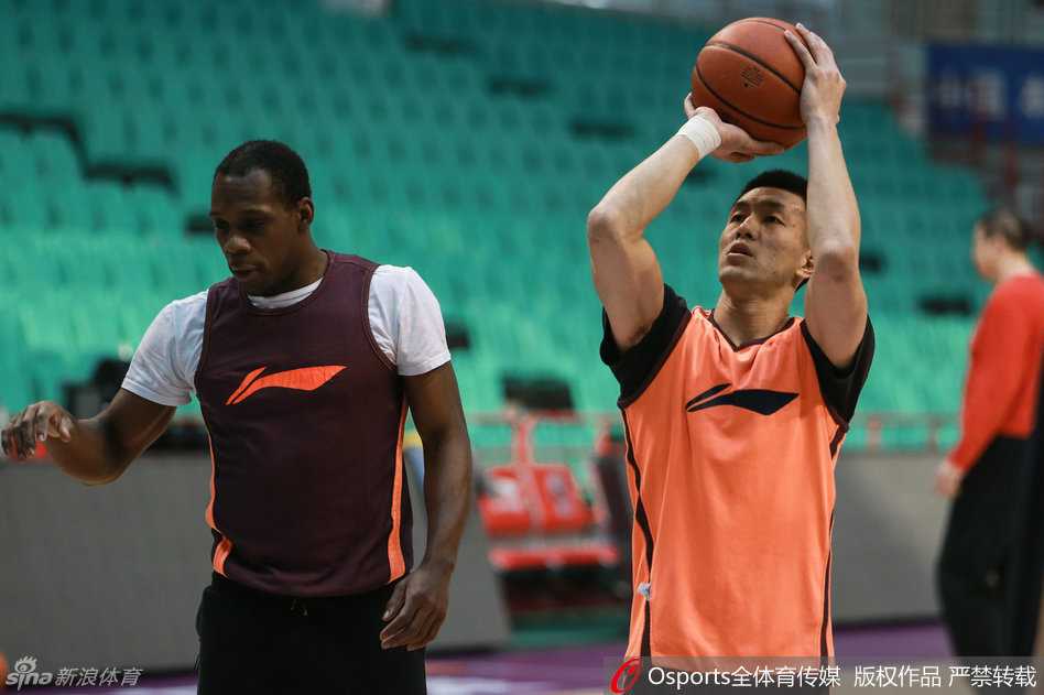 训练结束后，全队围拢在一起听郭士强指导总结，哈德森在一旁搞怪卖萌，为严肃的训话增添了一丝欢乐气氛。