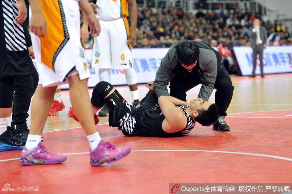 青春风暴尚未席卷赛场，赵继伟在登场后积极跑动，眼神中透露出对胜利的渴望，殊不知一次巨大的考验正悄然逼近。