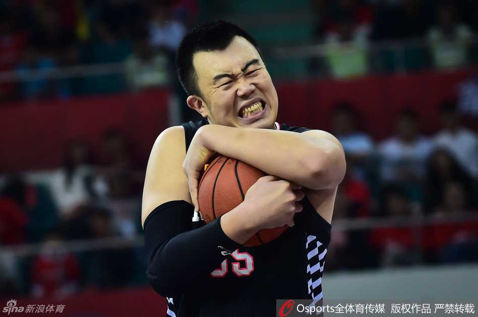 辽宁队中锋韩德君在比赛中意外流露出憨态可掬的神情，与场上激烈拼抢的氛围形成有趣反差。