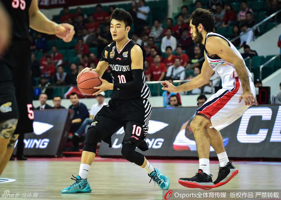 广州队球员巴赫拉米在场上控球推进，作为亚洲顶级锋线，他的每一次触球都充满威胁。