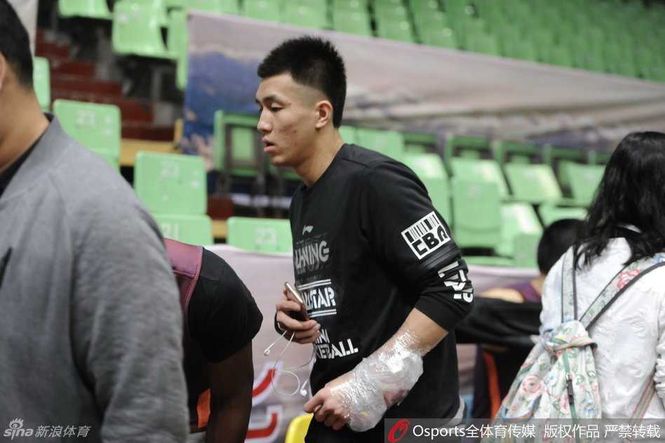 李晓旭在训练中跃起投篮，身姿矫健，仿佛要用汗水洗去总决赛失利的遗憾。另一边的哈德森也专注地进行着三分球练习，皮球在空中划出完美弧线，他们正通过苦练为新赛季蓄力。