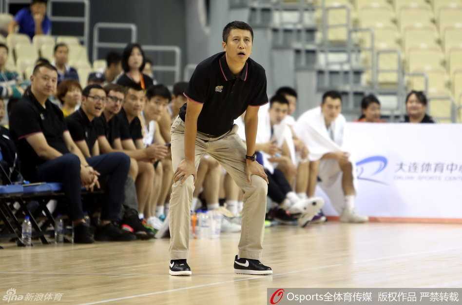 韩德君外线持球，犹如一座移动的铁塔横亘在三分线外。他稍作观察，面对悉尼国王的防守悍将，似乎正在盘算着是该用力量碾压还是用脚步晃开对手。