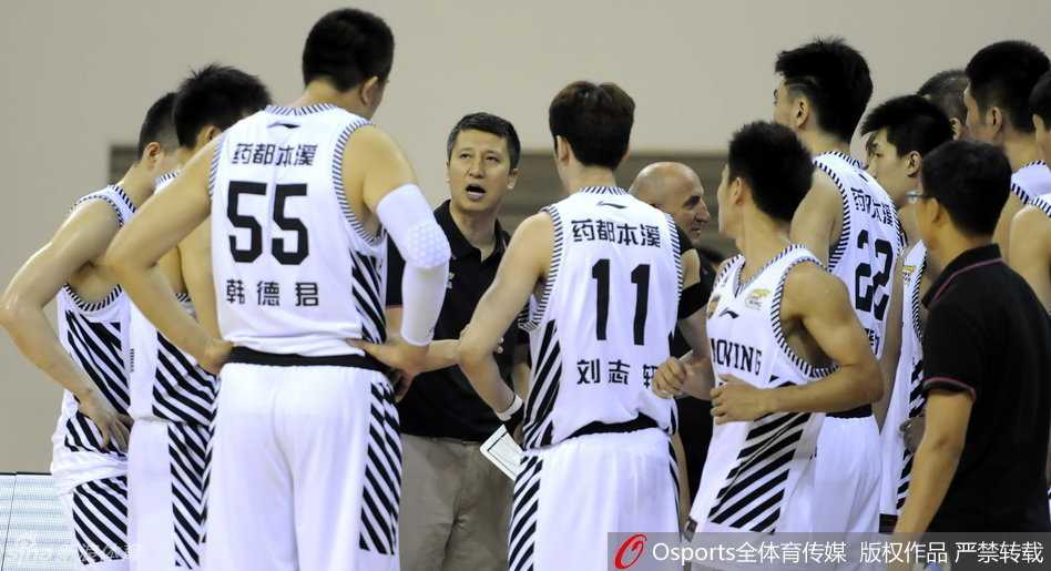 郭士强指导在场边神情专注，正用手比划着战术手势，向场上的队员们传达最新的进攻部署，眼神中透露出对胜利的渴望。