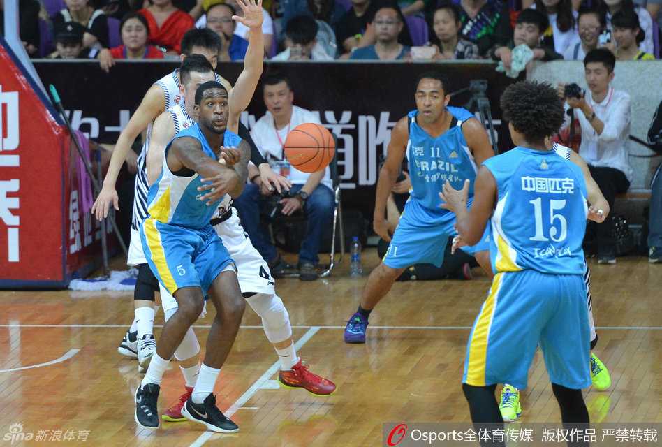 廉明奋不顾身飞扑拼抢，为了争夺球权整个人平行于地面飞出，这种玩命的防守态度正是辽宁男篮铁血精神的缩影。