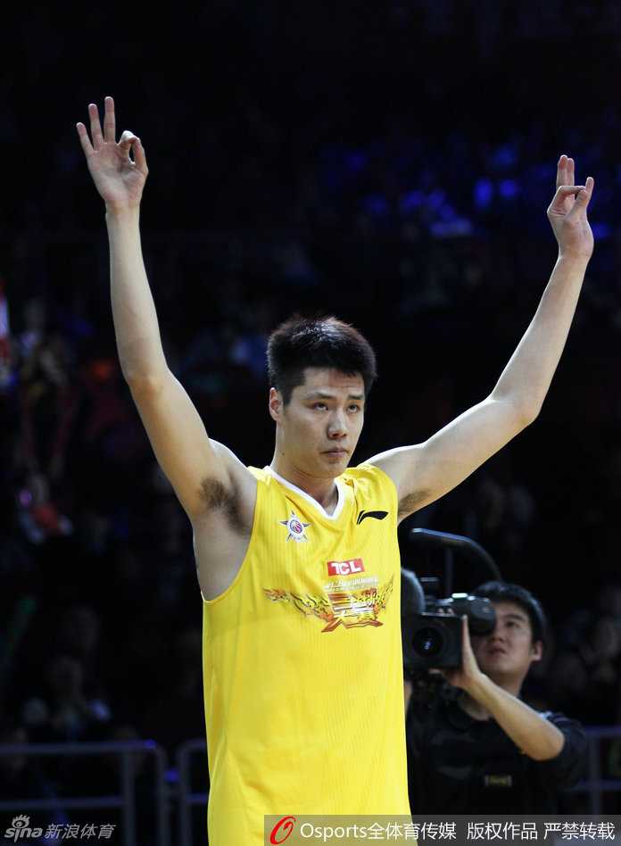 贺天举身披鹈鹕队战袍在NBA夏季联赛中运球突破，虽然面对的是更高更快更强的对手，但他依然敢于展现自己的技术。