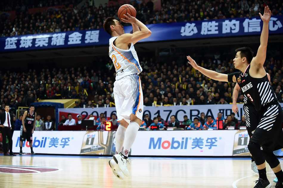 辽宁队庆祝胜利，背景板上的比分记录下这场酣畅淋漓的复仇之战