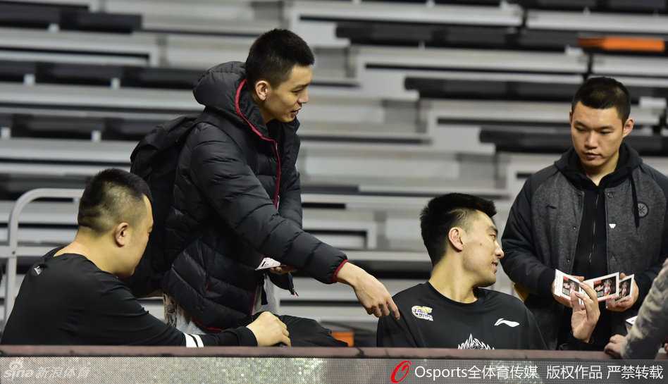 训练结束后，郭艾伦独自留在场边加练运球，篮球在他手中仿佛拥有了生命，变幻莫测的节奏预示着他在半决赛中将成为破解防守的那把利刃。