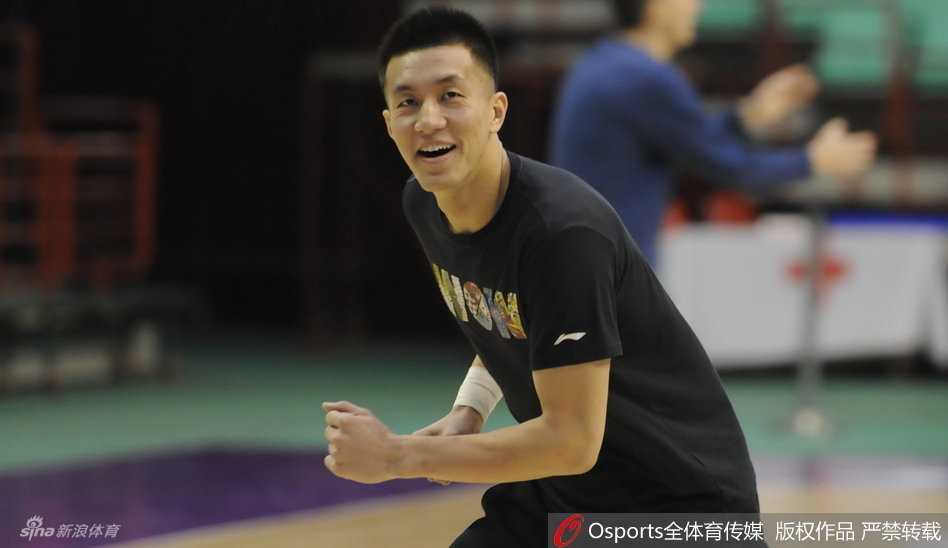 辽宁队中锋韩德君露出标志性的呆萌笑容，眼睛眯成一条缝，那份发自内心的快乐极具感染力，仿佛在告诉全世界打篮球就是一件开心的事。