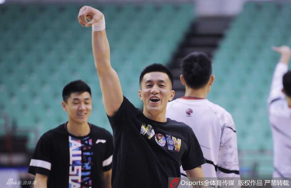 外援兰多夫在内线专注地练习抛投，动作柔和而舒展，即便只是训练，他也一丝不苟地打磨着自己的进攻技巧。