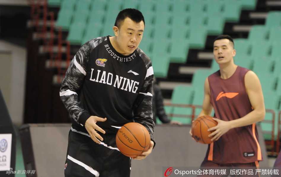 训练场上欢声笑语不断，队员们围在一起乐得合不拢嘴，这种快乐的情绪在空气中弥漫，仿佛在告诉人们，团结和快乐才是辽篮最强大的武器。