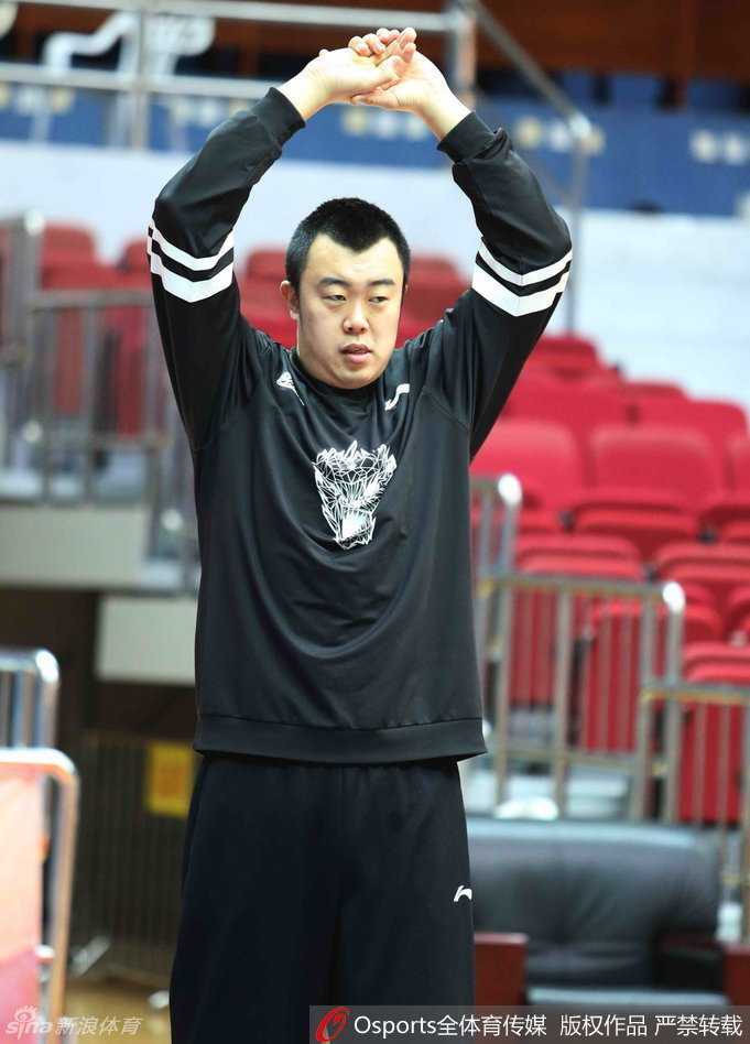 功夫熊猫韩德君赛前认真拉伸，壮硕身影在内线热身中彰显统治力，眼神坚毅如铁塔。