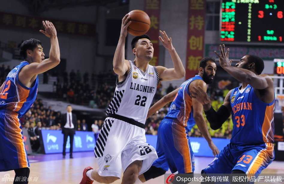 郭艾伦如闪电般带球突破，撕裂四川队防线，眼神专注如猎豹。