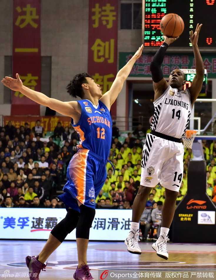 哈里斯在三分线外张弓搭箭，皮球应声入网，为四川队续上最猛烈的炮火。